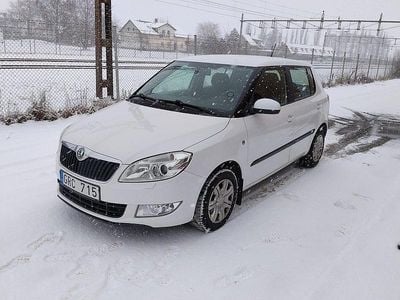 Begagnad Skoda Fabia Ambiente 75 HK (55 kW) 2012 Vit Halvkombi