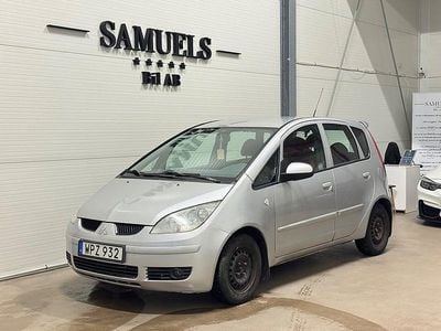 Begagnad Mitsubishi Colt 109 HK (80 kW) 2005 Silver Halvkombi