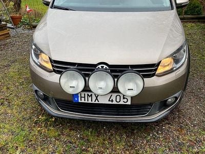 Guld/champagne. står brun i reg bevis Begagnad 2012 VW Touran Cross Minibuss | 89 000 kr (Bra pris)