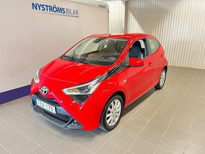 Begagnad Toyota Aygo X-play 72 HK (52 kW) 2019 Röd Halvkombi