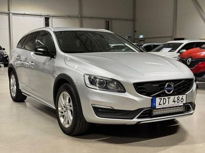Silver Begagnad 2018 Volvo V60 CC Standard Kombi | 229 900 kr (Marknadspris)
