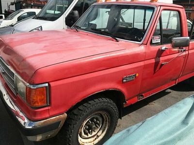 Begagnad Ford V8 1986 Sedan