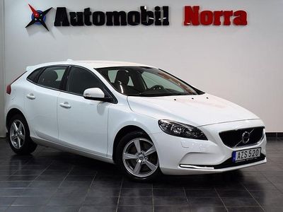 Vit Begagnad 2018 Volvo V40 Kinetic Halvkombi | 164 900 kr (Marknadspris)