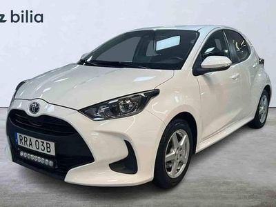 Begagnad Toyota Yaris Hybrid Active 117 HK (86 kW) 2022 Pure white (040) Halvkombi