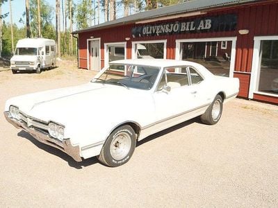 Vit Begagnad 1966 Oldsmobile Cutlass Sportkupé | 189 000 kr