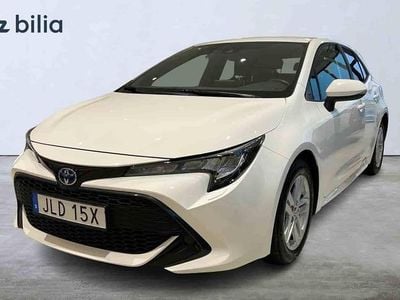 Vit Begagnad 2022 Toyota Corolla Hybrid Halvkombi | 234 900 kr