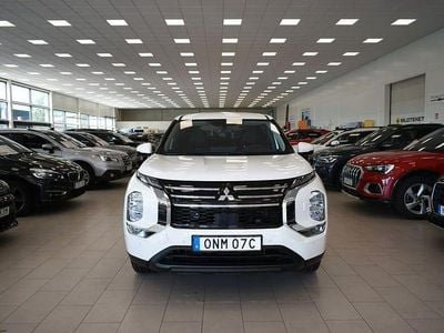 Vit Begagnad 2025 Mitsubishi Outlander Invite SUV | 539 900 kr