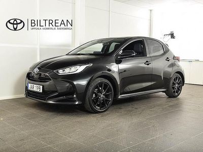 Svart metallic Begagnad 2023 Toyota Yaris Hybrid Style Halvkombi | 234 900 kr (Marknadspris)