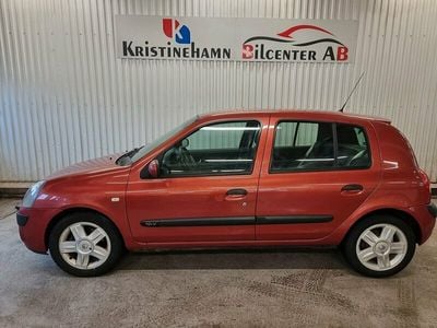 Begagnad Renault Clio II 75 HK (55 kW) 2004 Röd Halvkombi