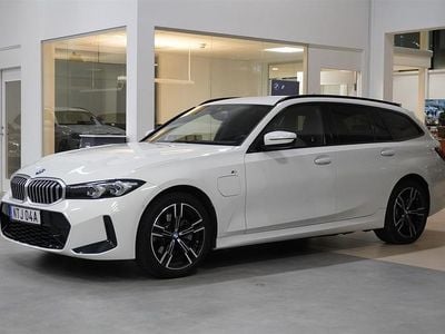 Vit Begagnad 2025 BMW 330e M Sport Kombi | 459 800 kr