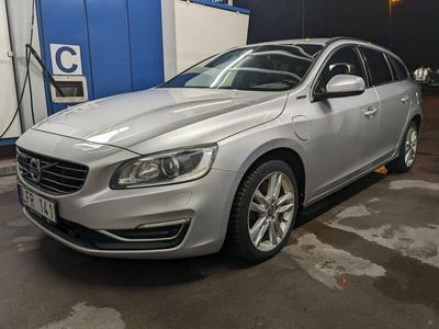 begagnad Volvo V60 D6 Plug-in Hybrid AWD Geartronic Momentum Euro 5