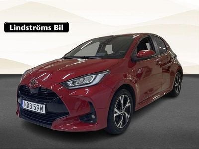 Röd Begagnad 2024 Toyota Yaris Hybrid Active Halvkombi | 274 900 kr (Dyr)