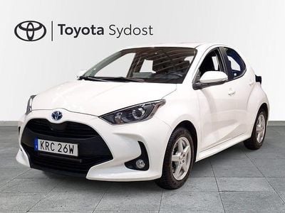 Vit Begagnad 2023 Toyota Yaris Hybrid Active Halvkombi | 215 000 kr (Marknadspris)