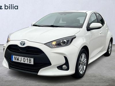 Vit Begagnad 2023 Toyota Yaris Hybrid Active Halvkombi | 209 900 kr (Marknadspris)