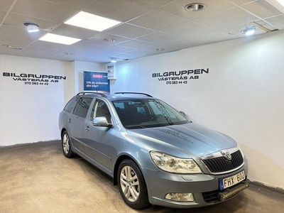 Ljusgrå Begagnad 2012 Skoda Octavia Kombi | 44 800 kr (Marknadspris)