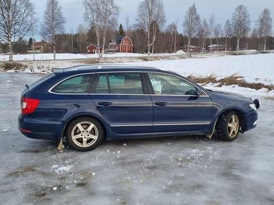 Begagnad Skoda Superb 105 HK (77 kW) 2012 Blå Kombi