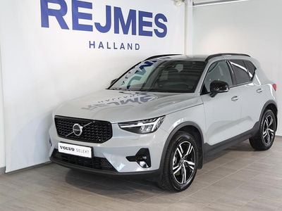 Grå Begagnad 2023 Volvo XC40 Plus SUV | 379 500 kr (Marknadspris)