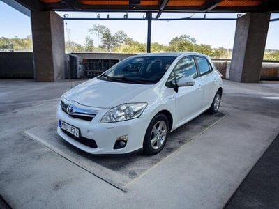 Begagnad Toyota Auris Hybrid Plus 136 HK (100 kW) 2010 Vit Halvkombi