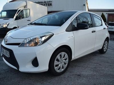 Vit Begagnad 2013 Toyota Yaris Hybrid Life Halvkombi | 99 900 kr (Marknadspris)