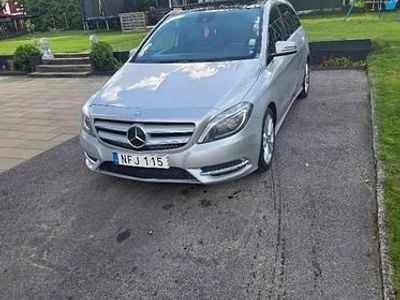 Begagnad Mercedes B200 136 HK (100 kW) 2013 Sliver Minibuss