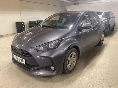 Mörkgrå Begagnad 2023 Toyota Yaris Hybrid Active Halvkombi | 219 900 kr (Marknadspris)