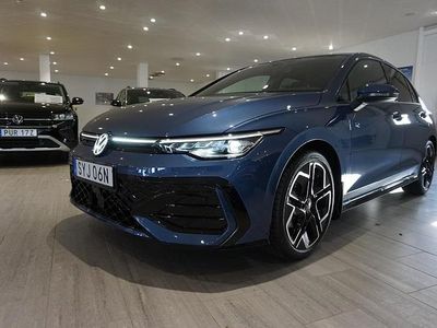 Blå Begagnad 2024 VW Golf VIII R-line Kombi | 344 500 kr (Dyr)