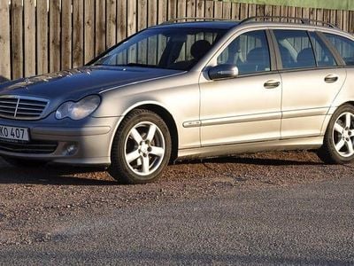 Begagnad Mercedes C180 143 HK (105 kW) 2005 Curbanite silver metallic
