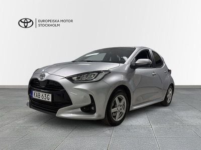Silver Begagnad 2024 Toyota Yaris Hybrid Active Halvkombi | 229 800 kr (Marknadspris)