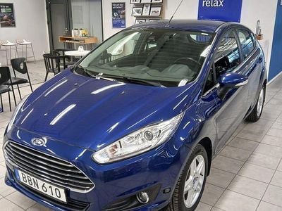 Begagnad Ford Fiesta Titanium 80 HK (58 kW) 2014 Deep impact blue met Halvkombi