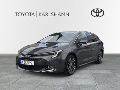 Mörkgrå Begagnad 2024 Toyota Corolla Style Kombi | 304 900 kr (Marknadspris)
