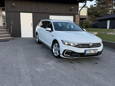 Pure white Begagnad 2021 VW Passat GTE Kombi | 227 500 kr (Marknadspris)