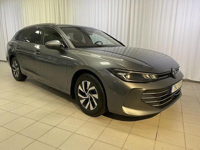 Mörkgrå Begagnad 2024 VW Passat Business Kombi | 339 000 kr (Marknadspris)