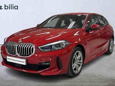 Röd Begagnad 2022 BMW 118 Halvkombi | 249 900 kr (Marknadspris)