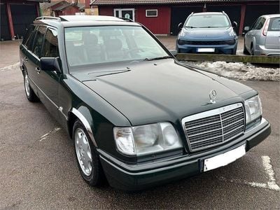 Solid grön Begagnad 1994 Mercedes E320 Kombi | 67 000 kr