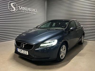 Mörkblå Begagnad 2017 Volvo V40 Momentum Halvkombi | 159 500 kr (Marknadspris)