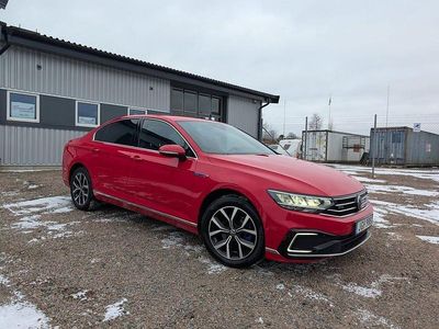 Röd Begagnad 2021 VW Passat GTE | 229 900 kr (Marknadspris)