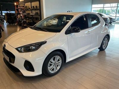 Vit Begagnad 2024 Mazda 2 Center-Line Halvkombi | 258 000 kr (Dyr)