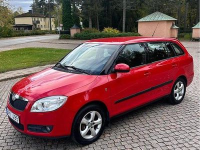 Röd Begagnad 2010 Skoda Fabia Halvkombi | 28 600 kr (Lite dyr)