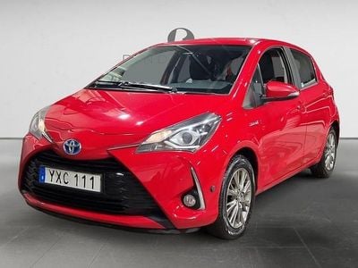 Röd Begagnad 2017 Toyota Yaris Hybrid Active Halvkombi | 99 900 kr (Marknadspris)