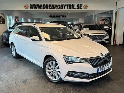 Vit Begagnad 2021 Skoda Superb Kombi | 274 900 kr (Marknadspris)
