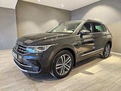 Grå Begagnad 2022 VW Tiguan Elegance SUV | 339 000 kr (Marknadspris)