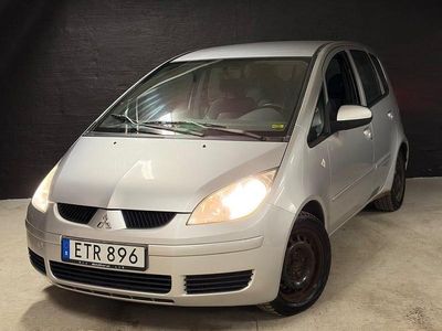 Begagnad Mitsubishi Colt 95 HK (69 kW) 2006 Silver Halvkombi