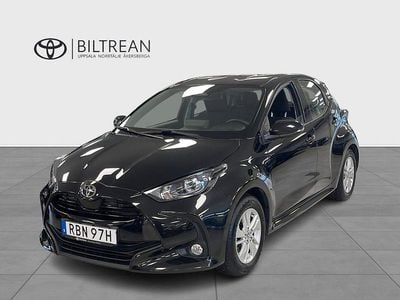 Svart Begagnad 2024 Toyota Yaris Hybrid Active Halvkombi | 249 900 kr (Marknadspris)