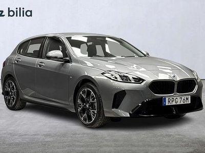 Grå Begagnad 2025 BMW 120 Shadowline Halvkombi | 369 000 kr