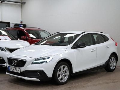 Begagnad Volvo V40 Momentum 150 HK (110 kW) 2019 Vit Halvkombi