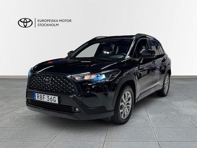 Svart (svart metallic) Begagnad 2024 Toyota Corolla Cross Active SUV | 379 898 kr (Marknadspris)