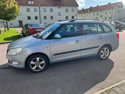 Begagnad Skoda Fabia 90 HK (66 kW) 2011 Ljusblå (blå) Halvkombi