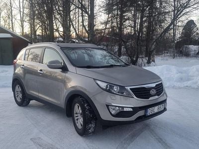 Grå färg enligt bild tagen i två olika ljus. Begagnad 2012 Kia Sportage SUV | 95 000 kr (Marknadspris)