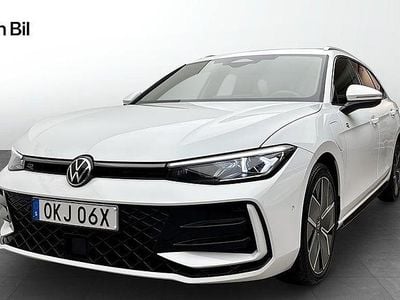 Vit Begagnad 2025 VW Passat R-line Kombi | 519 900 kr (Marknadspris)