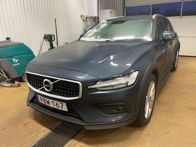 Denimblå metallic Begagnad 2022 Volvo V60 CC Kombi | 345 000 kr (Marknadspris)
